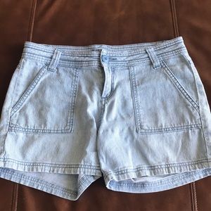 Stretchy denim and white color stripe shorts